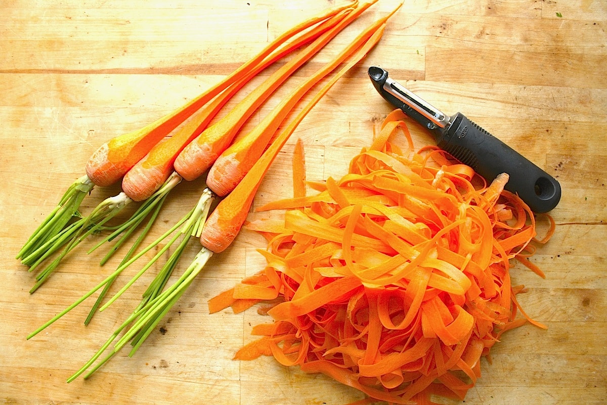 Лапша из моркови. Морковка нарезанная палочками. Морковная лапша. Морковные макароны. Морковь нарезанная спагетти.