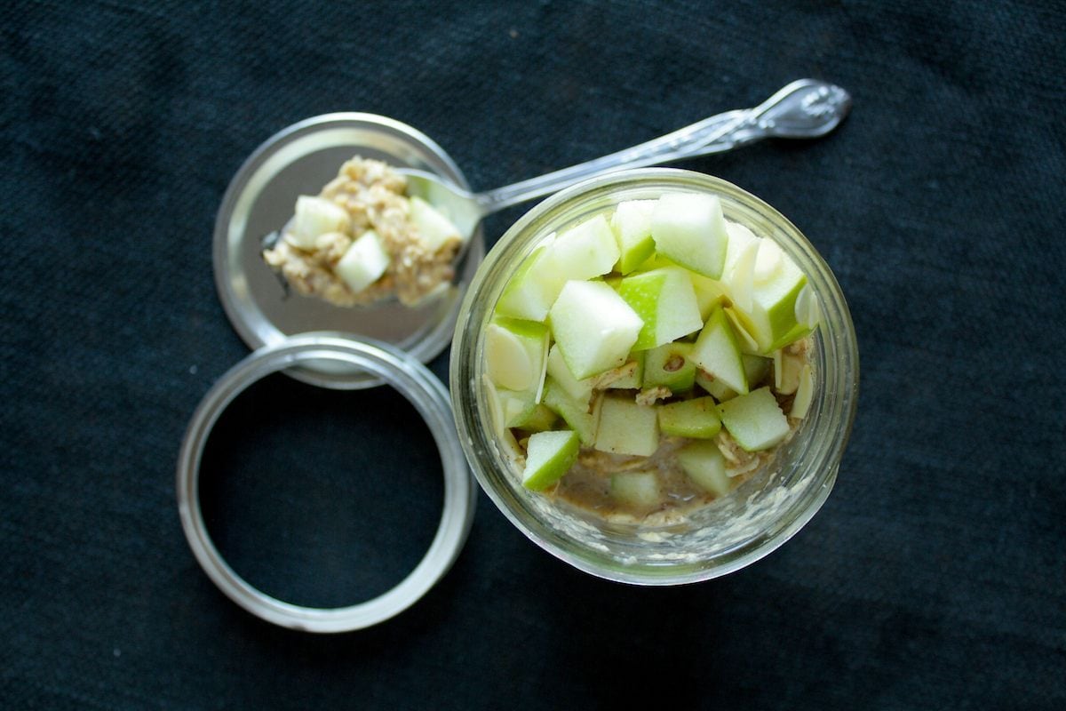 https://www.thehungryhutch.com/wp-content/uploads/2016/03/Vegan-Apple-Cinnamon-Overnight-Oats-3.jpg