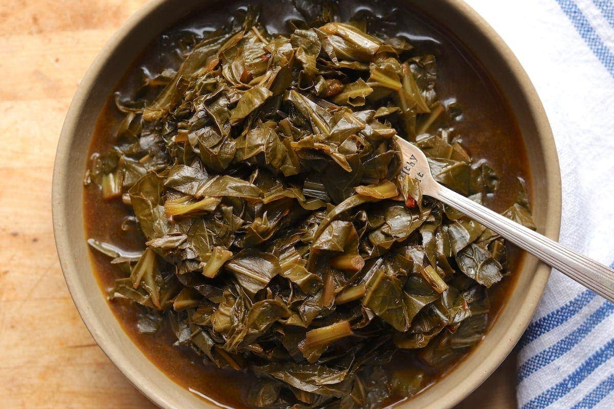 https://www.thehungryhutch.com/wp-content/uploads/2020/01/Vegetarian-Southern-Collard-Greens-Recipe-0.jpg