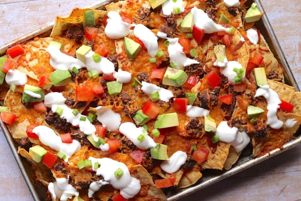 https://www.thehungryhutch.com/wp-content/uploads/2020/05/Easy-Ground-Beef-Nachos-Recipe-Sheet-Pan-Overhead-HERO.jpg